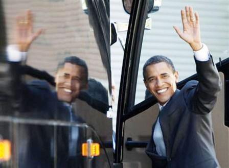 المرشح الرئاسي للحزب الديمقراطي سناتور باراك اوباما يركب حافلة لمغادرة دايتون في اوهايو أول أمس الخميس